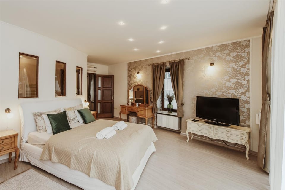 Bed, TV and multimedia, Photo of the whole room, Bedroom