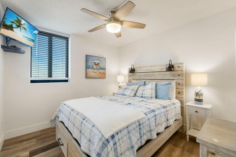 Bed, TV and multimedia, Photo of the whole room, Bedroom, fireplace