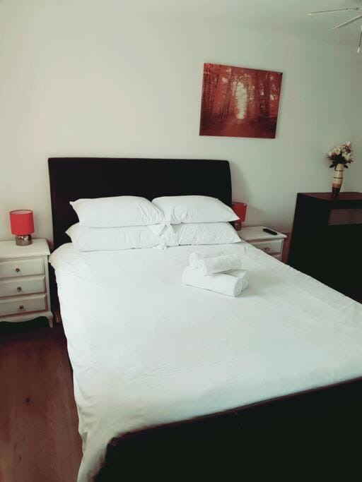 Spacious and Tastefully Decorated Town House In Lakeside West Thurrock Grays House in Grays