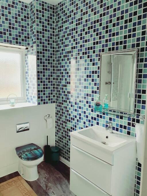 Spacious and Tastefully Decorated Town House In Lakeside West Thurrock Grays House in Grays