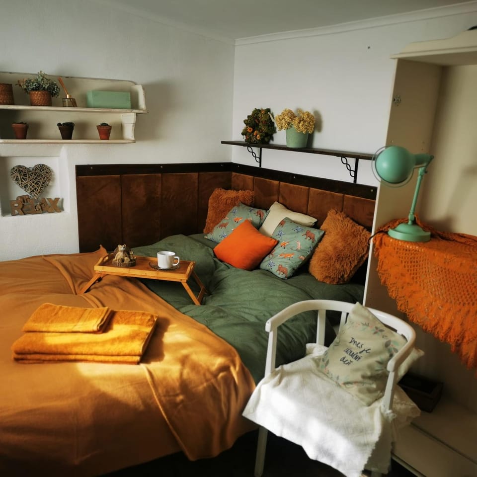Bed, Photo of the whole room, Seating area, Bedroom