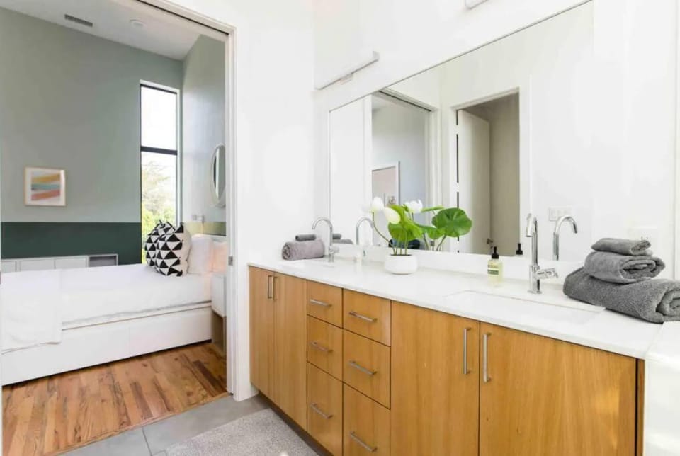 Glamorous Perfectly Located Luxury 2 Bed Townhome House in Dallas