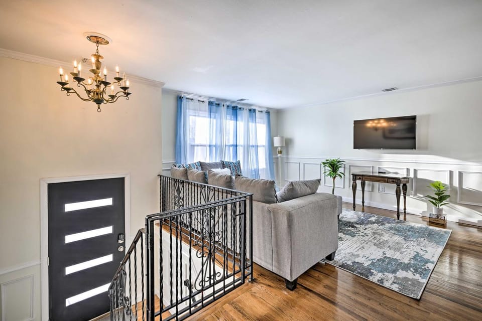 Bay Shore Vacation Rental w/ Shared Yard! Apartment in Fire Island