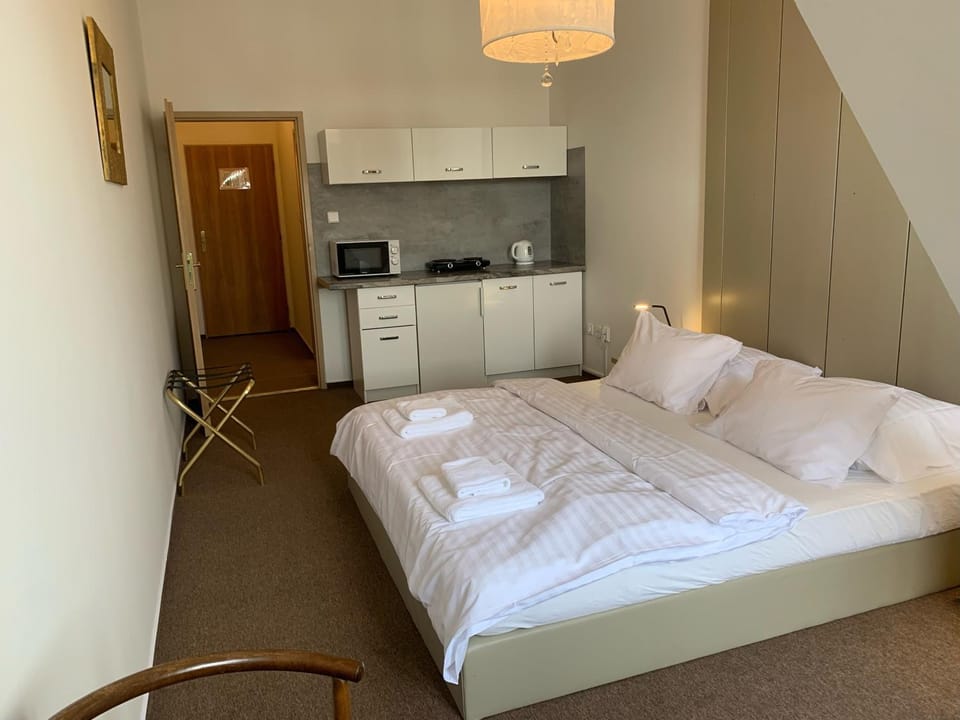 Bed, Kitchen or kitchenette, Photo of the whole room, Bedroom