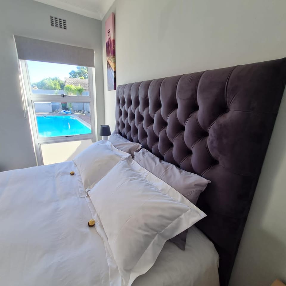 Bed, Bedroom, Pool view, Swimming pool, towels
