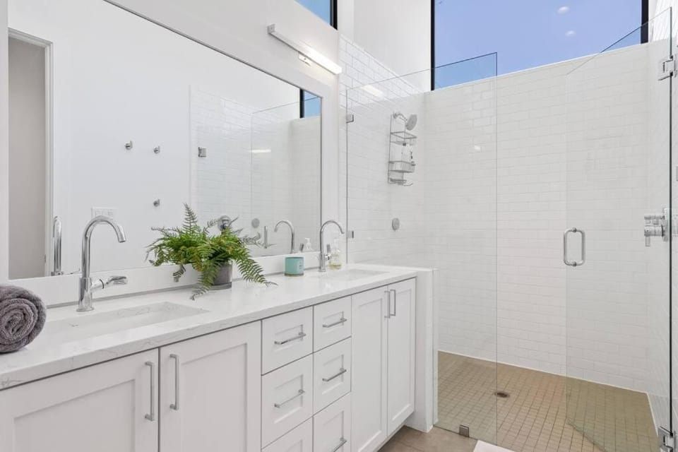 Beautiful Perfectly Located Luxury 2 Bed Townhome House in Dallas