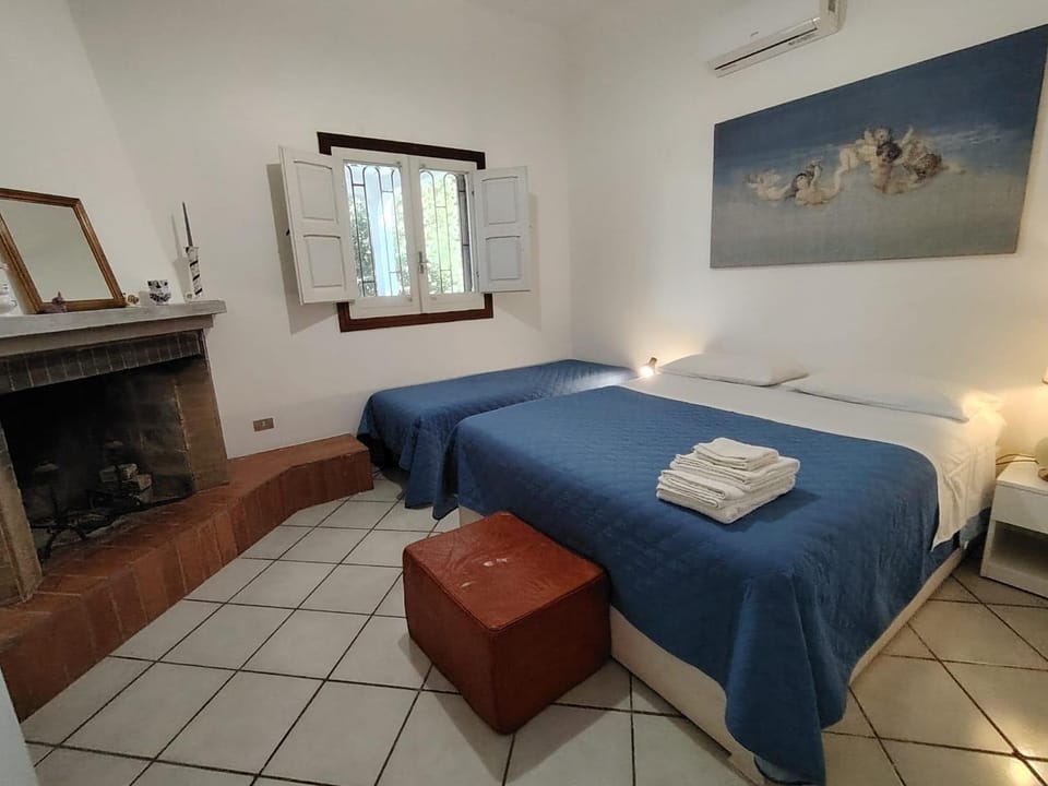 Bedroom, fireplace