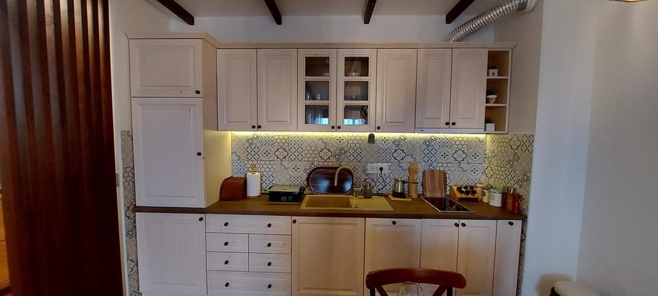 Coffee/tea facilities, Kitchen or kitchenette, stove