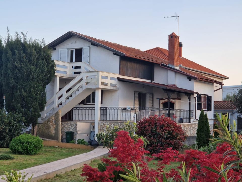 Property building, Day, Garden, Garden view