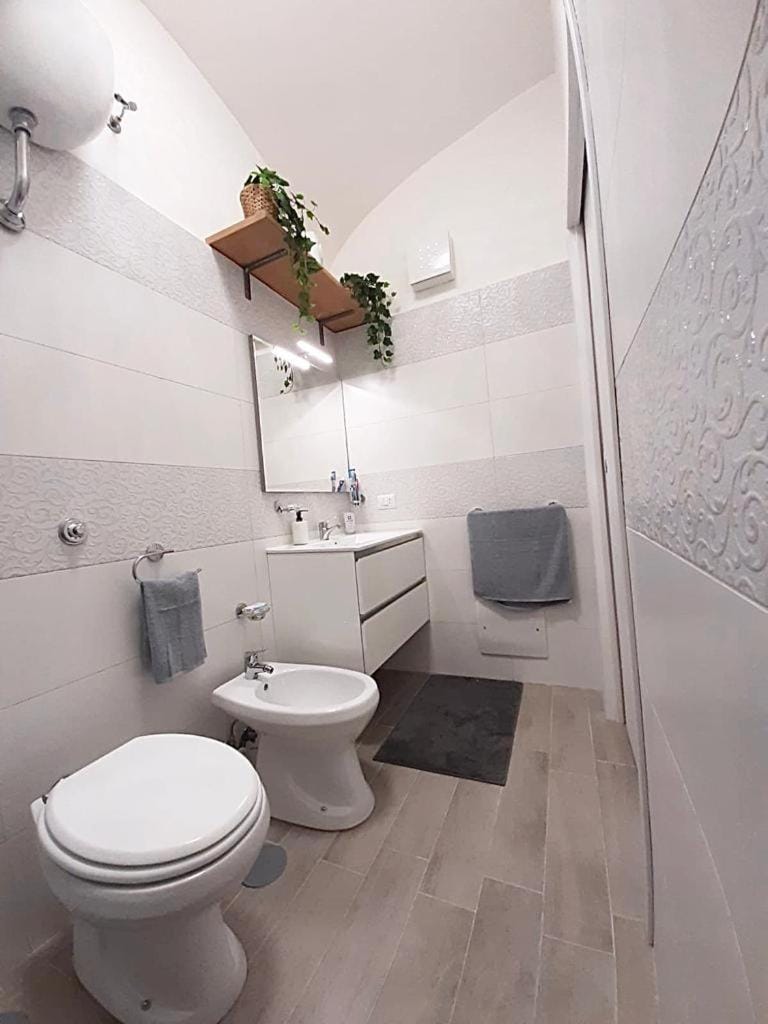 Shower, Toilet, Bathroom, Floor plan, bidet, heating, locker, towels