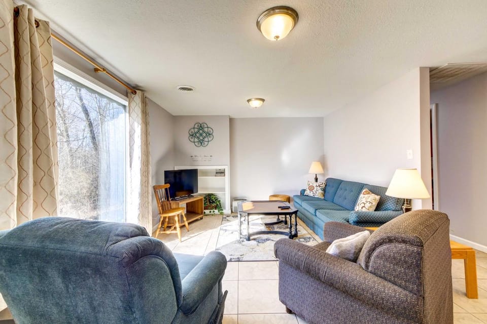 Pet-Friendly Youngstown Cottage w/ Yard House in Boardman