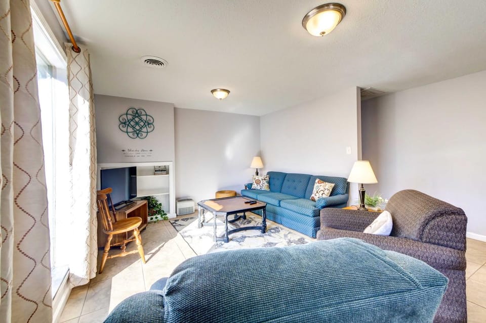 Pet-Friendly Youngstown Cottage w/ Yard House in Boardman