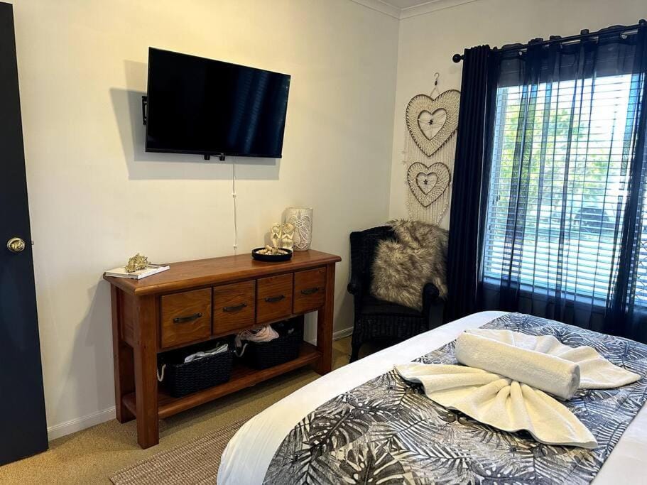 Bed, TV and multimedia, Photo of the whole room, Bedroom, towels