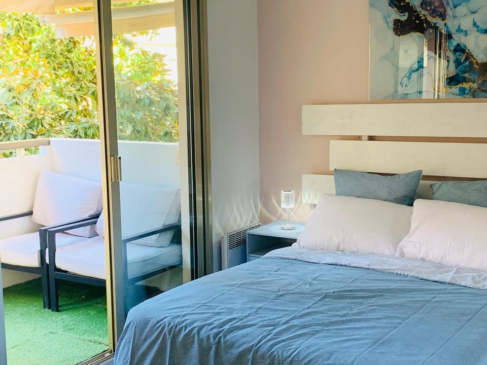 Butterfly-Palais des Festival-center-quiet-AC-Wi Fi parking Apartment in Cannes