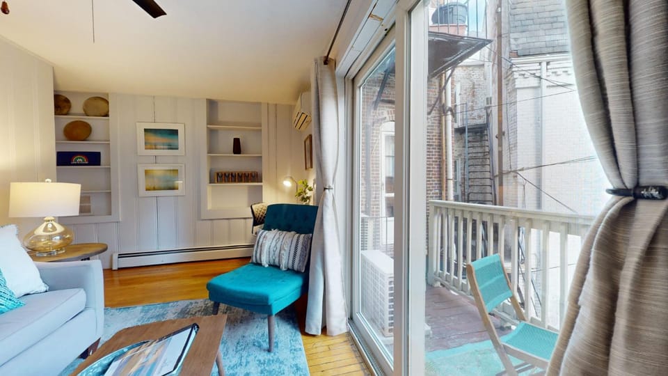 Cozy 1 bed, 1 bath in Brookline Village Apartment in Brookline