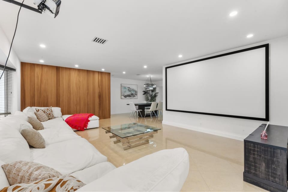 TV and multimedia, Living room, Seating area, Evening entertainment