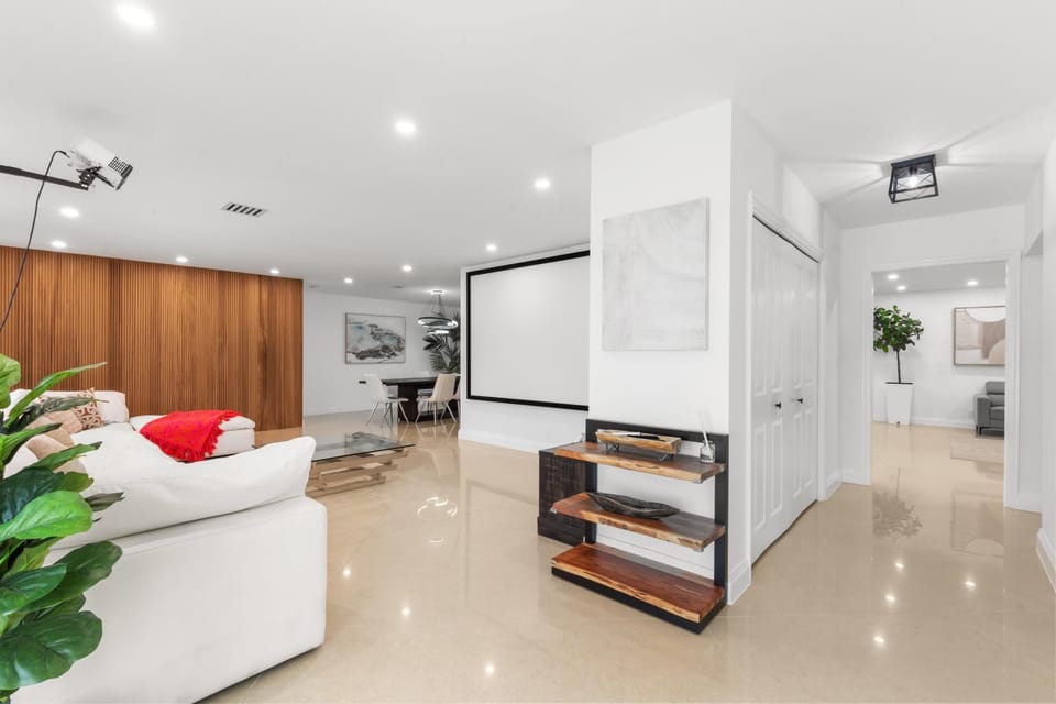 TV and multimedia, Living room, Seating area, air conditioner