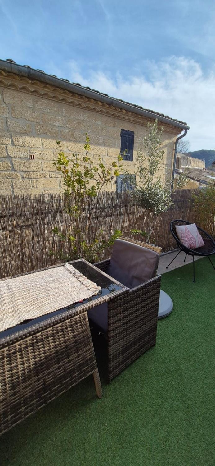 Proche d'Uzès la Terrasse du soleil levant Apartment in Provence
