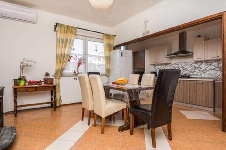 Kitchen or kitchenette, Living room, Seating area, Dining area, minibar, pet friendly