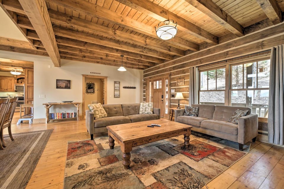 Hot Tub + Pool Table: Cozy Franklin Cabin! Cabin in Tennessee