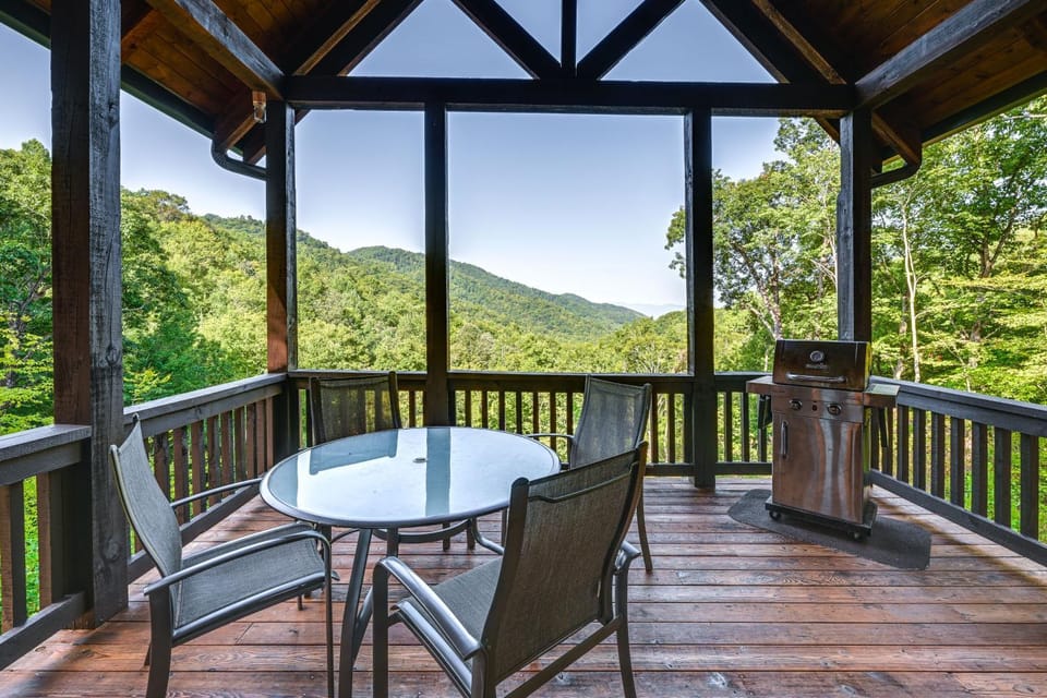 Hot Tub + Pool Table: Cozy Franklin Cabin! Cabin in Tennessee