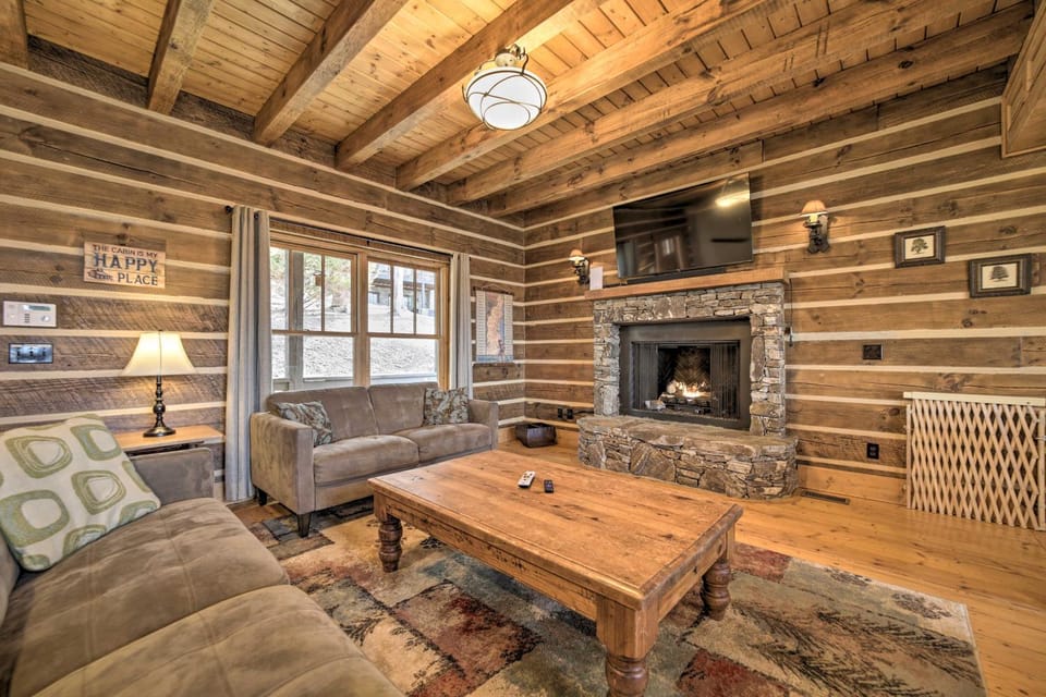 Hot Tub + Pool Table: Cozy Franklin Cabin! Cabin in Tennessee