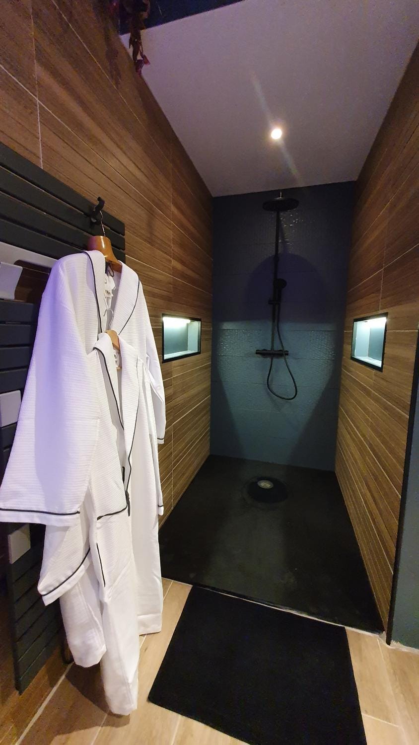 Bathroom, towels