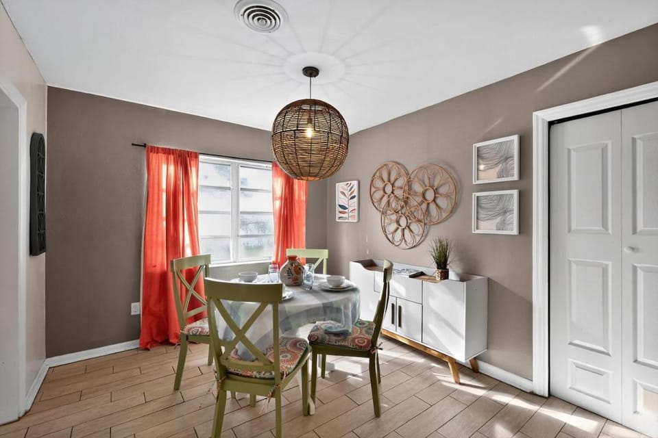 Seating area, Dining area