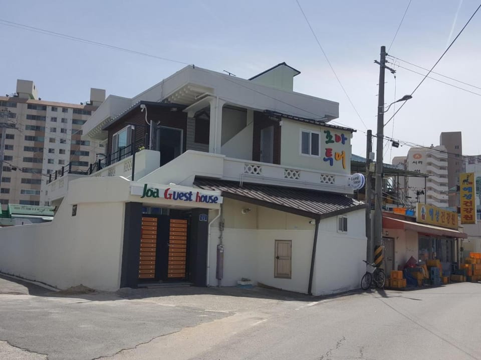 Property building, Day, Neighbourhood, Street view
