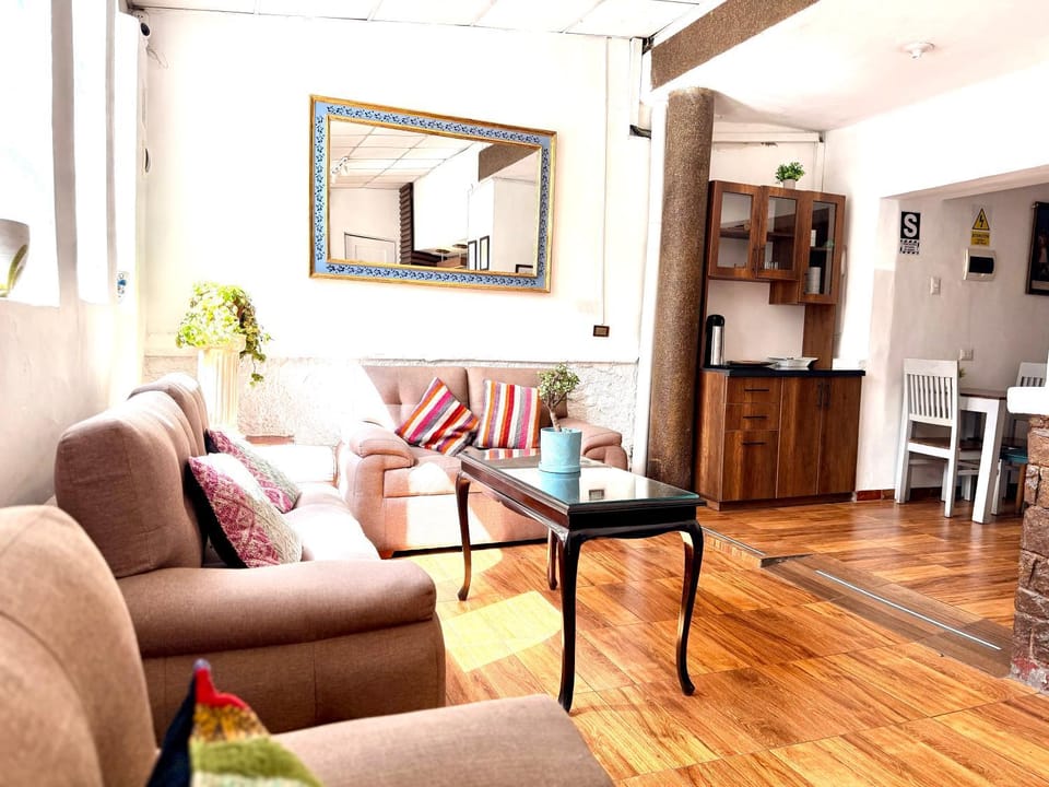 Restaurant/places to eat, Kitchen or kitchenette, Living room, Seating area, hair dresser, laundry