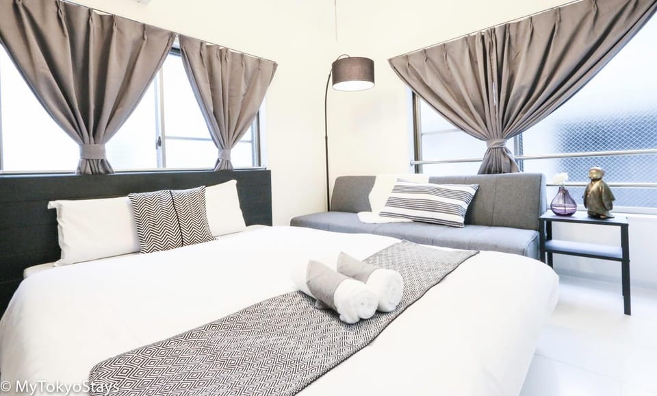 Bed, Photo of the whole room, Seating area, Bedroom