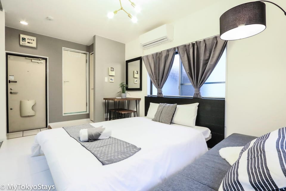 Bed, Photo of the whole room, Seating area, air conditioner