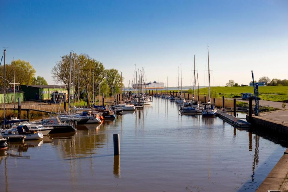 Nearby landmark, Day, Natural landscape, Activities, Cycling, River view