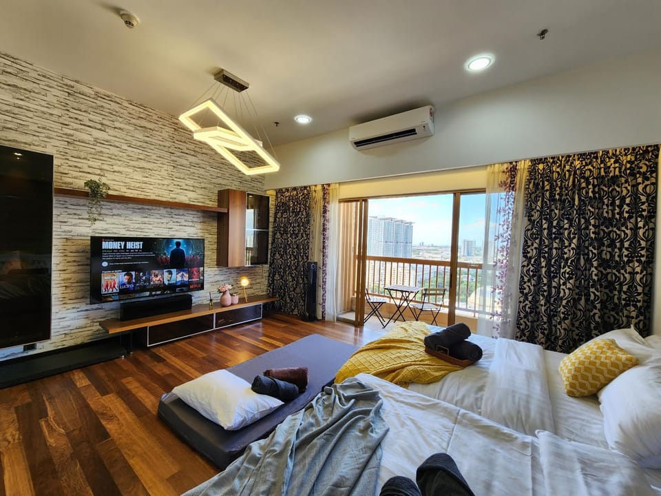 Bed, TV and multimedia, Living room, Photo of the whole room, air conditioner
