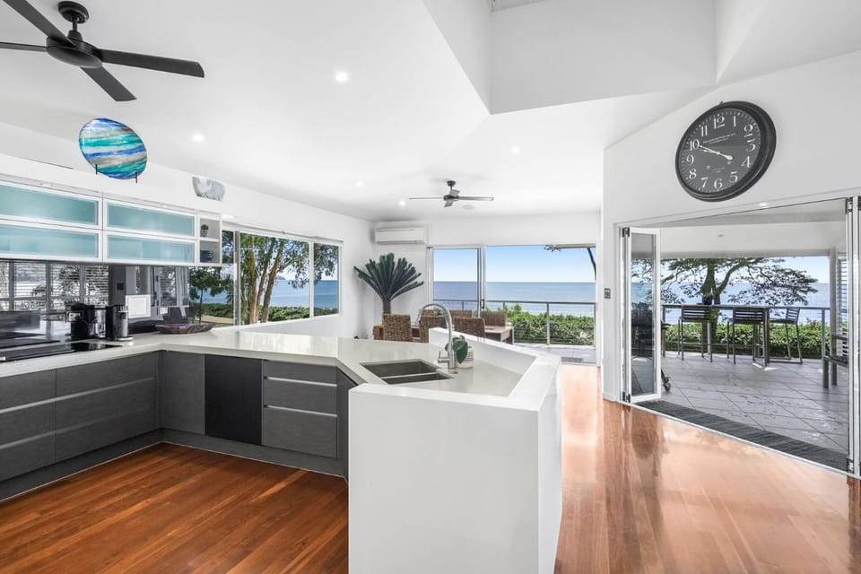 Kitchen or kitchenette, Dining area, Sea view