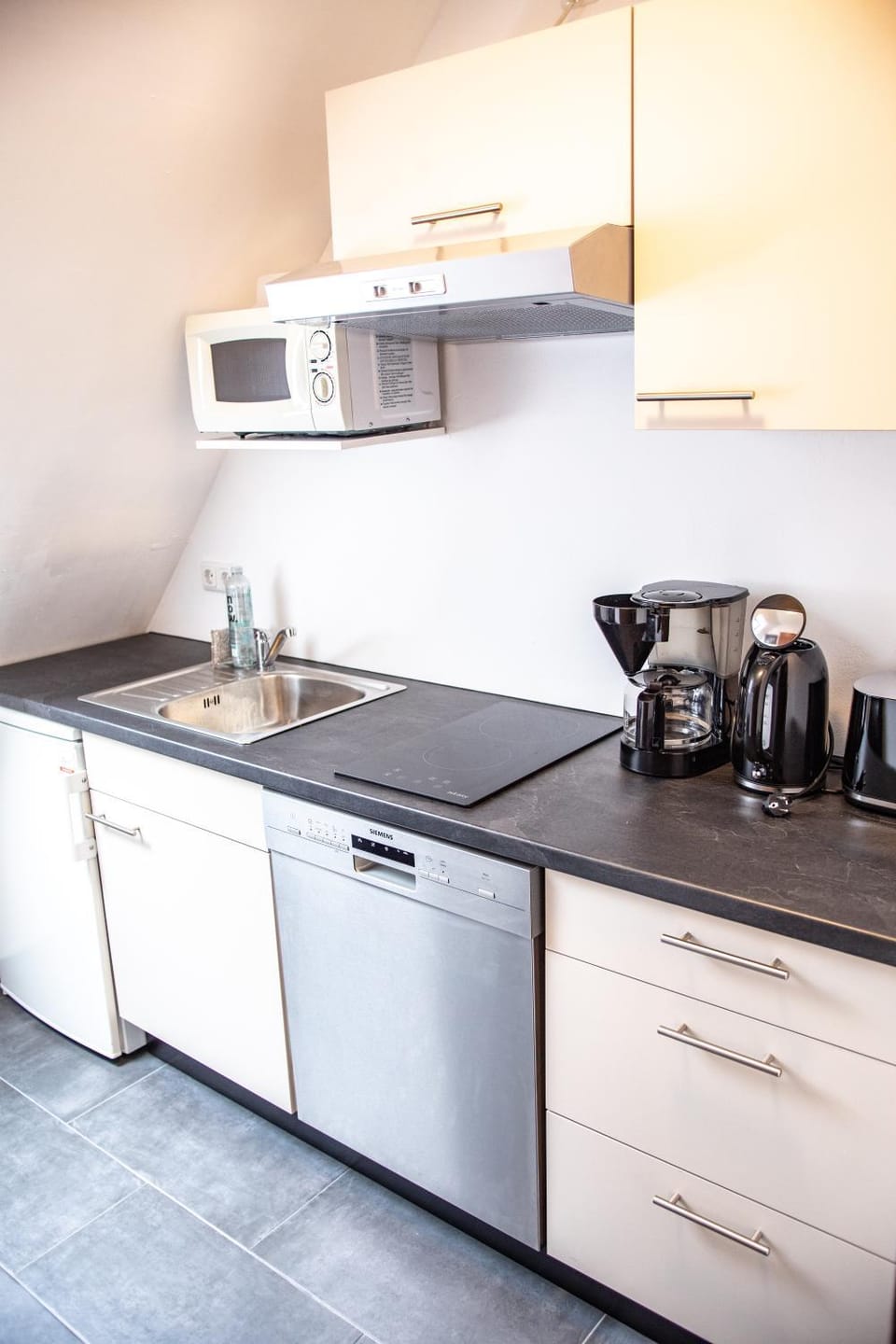 Coffee/tea facilities, Kitchen or kitchenette, dishwasher, microwave, stove