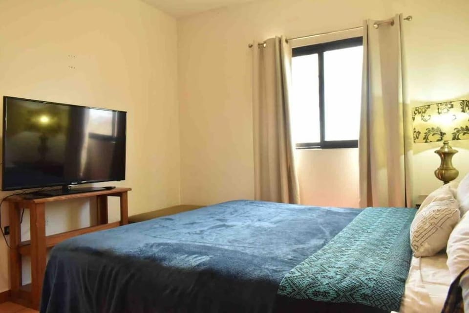 Bed, TV and multimedia, Photo of the whole room, Evening entertainment, Bedroom