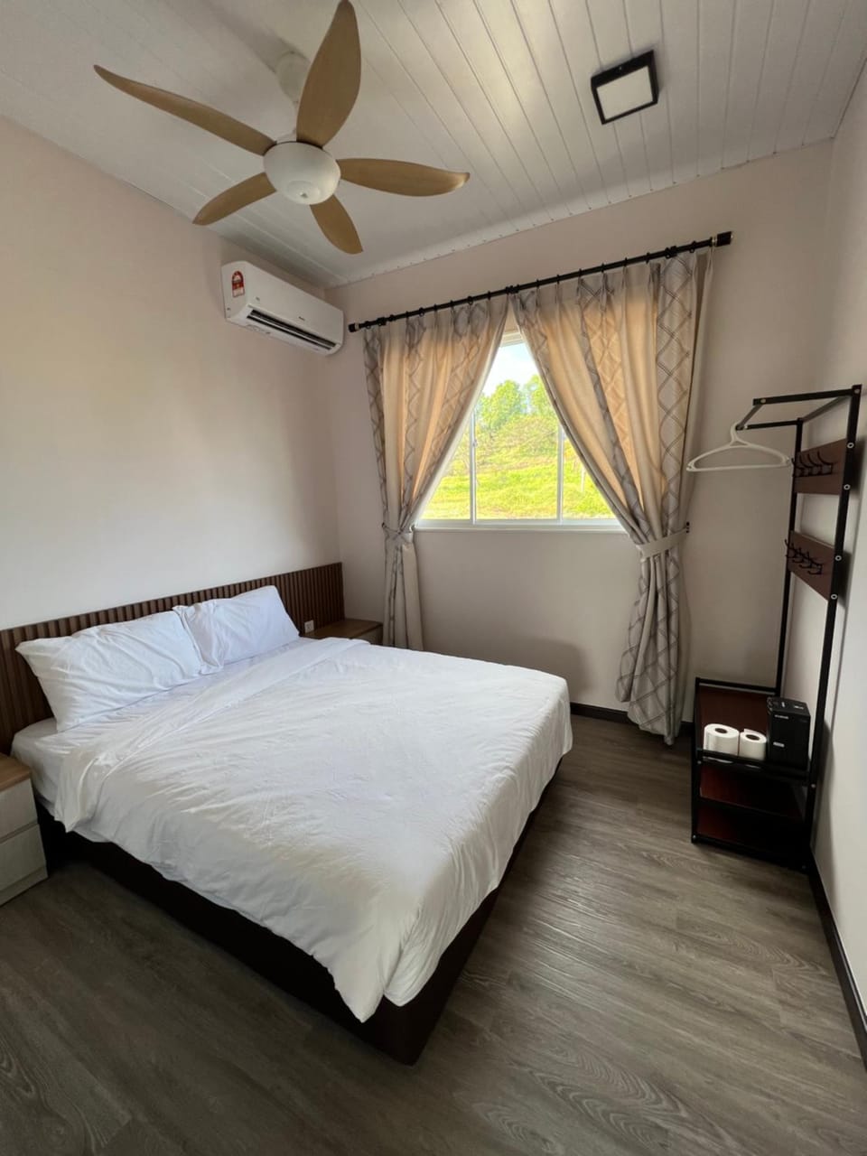 Bed, Photo of the whole room, Bedroom, air conditioner