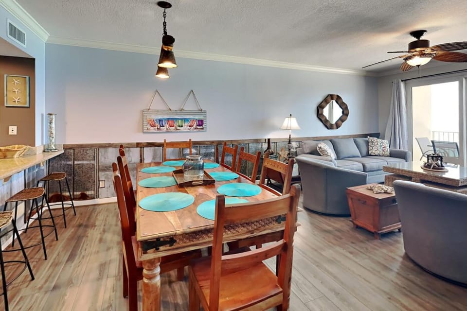 Balcony/Terrace, Living room, Seating area, Dining area, furniture