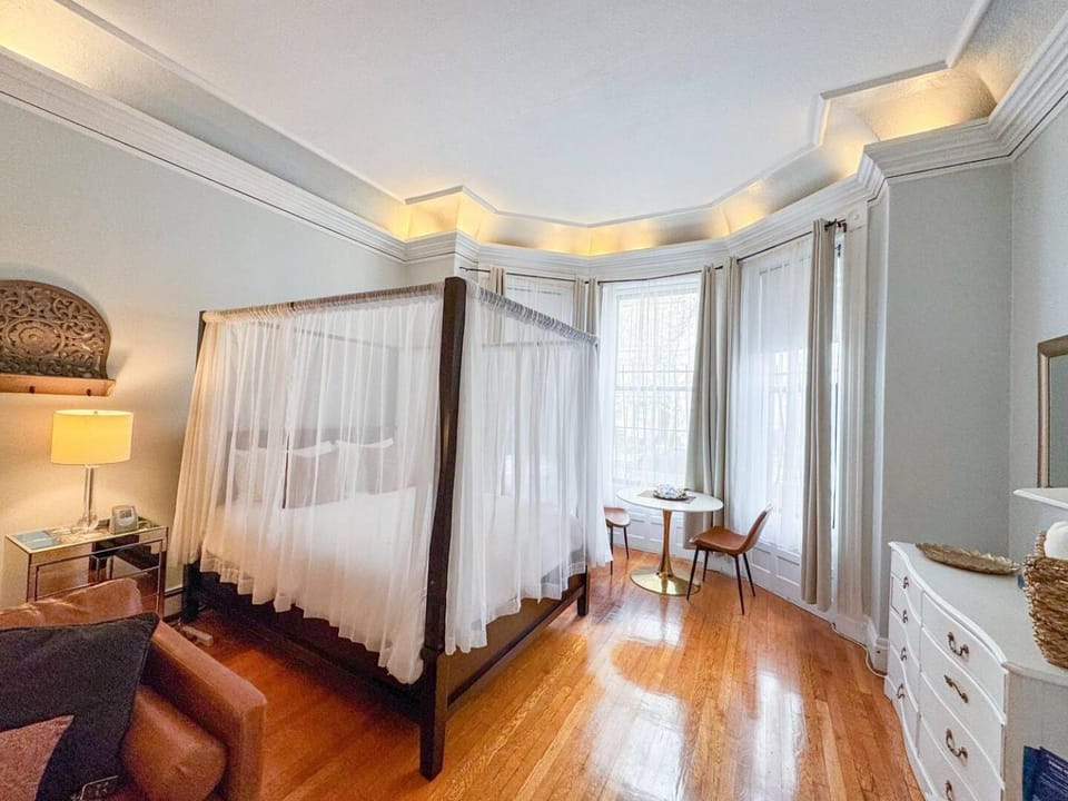 Oversized Furnished Brownstone Studio in Back Bay Apartment in Back Bay