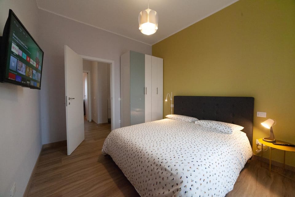 Bed, TV and multimedia, Bedroom
