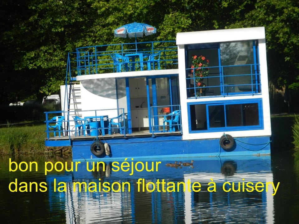 Maison flottante sur la seille Docked boat in Bourgogne-Franche-Comté