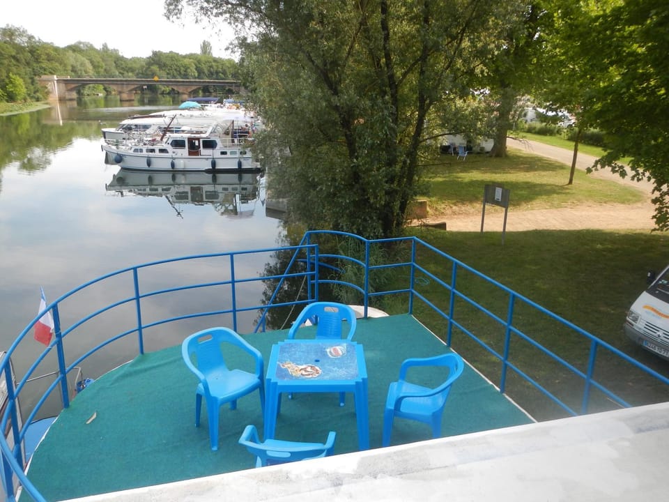 Maison flottante sur la seille Docked boat in Bourgogne-Franche-Comté