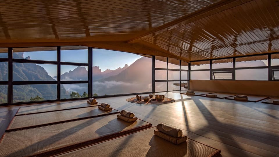 Communal lounge/ TV room, Natural landscape, Fitness centre/facilities, Seating area, Mountain view