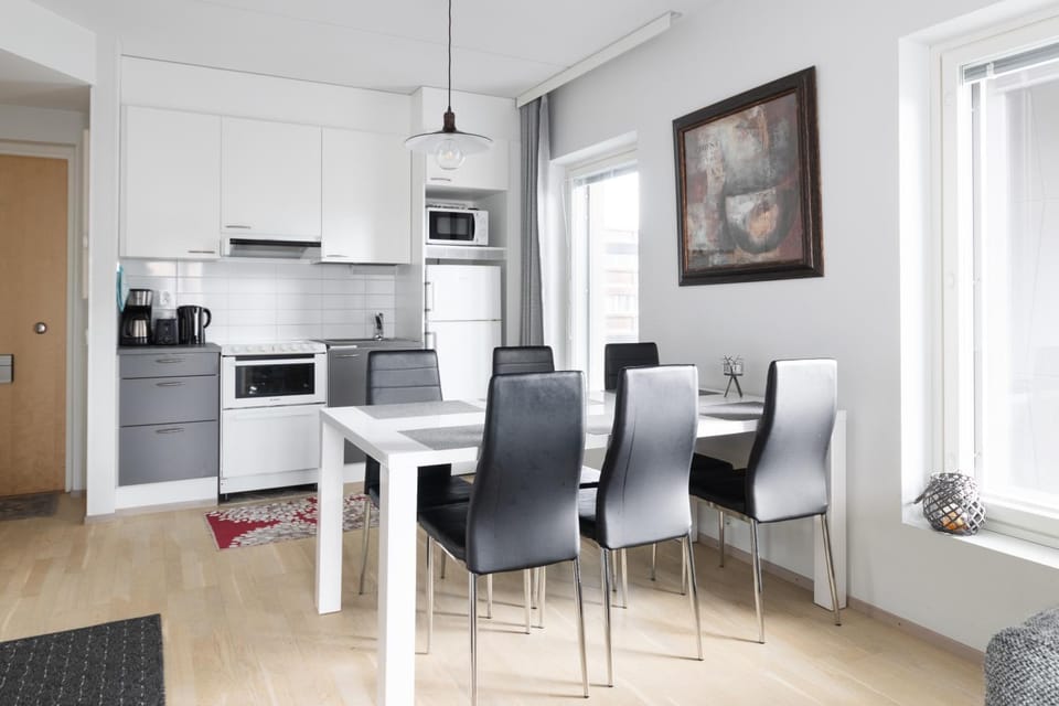 Coffee/tea facilities, Kitchen or kitchenette, Seating area, Dining area, microwave, oven