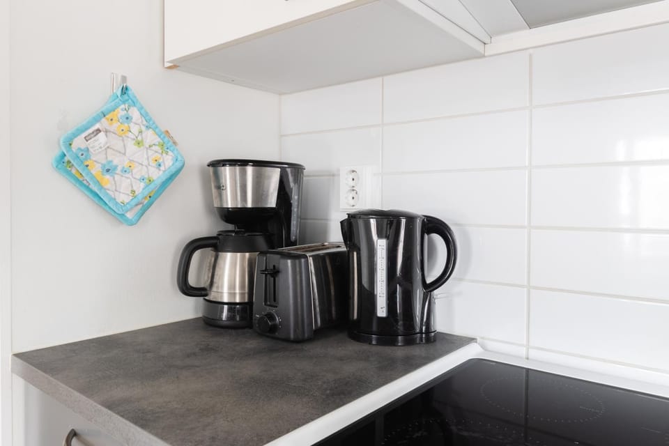 Coffee/tea facilities, Kitchen or kitchenette, stove, toaster