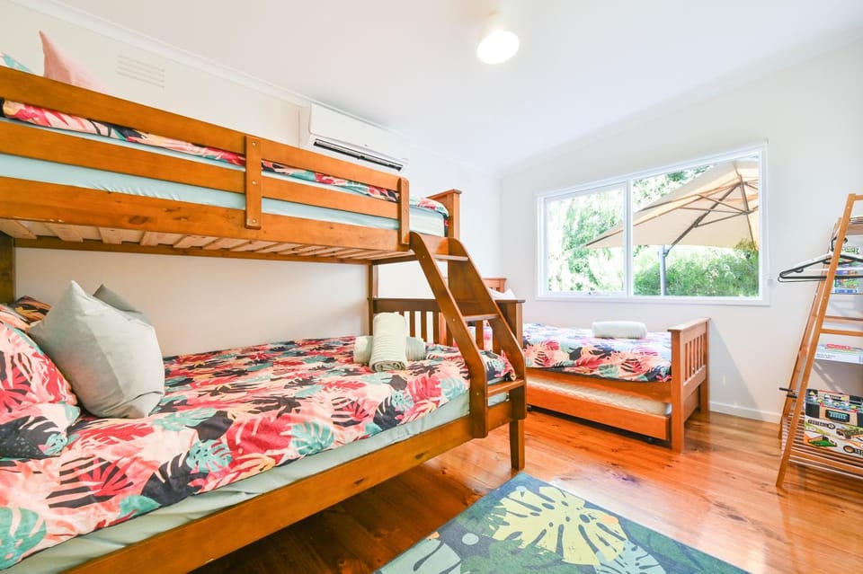 Beach Cottage. 100m to the beach 9minutes to Hot Springs. Pet Friendly House in Melbourne
