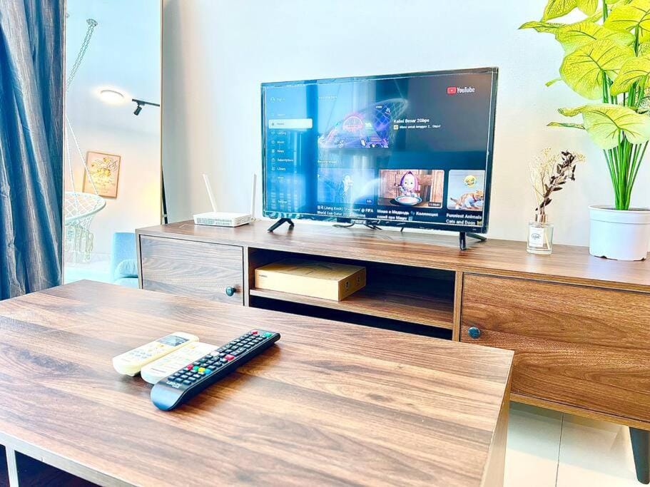 J Cozy 1-5pax Trefoil Setia Alam 100Mps Wifi & TV Apartment in Selangor, Malaysia