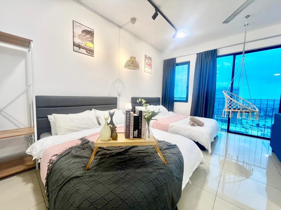 J Cozy 1-5pax Trefoil Setia Alam 100Mps Wifi & TV Apartment in Selangor, Malaysia