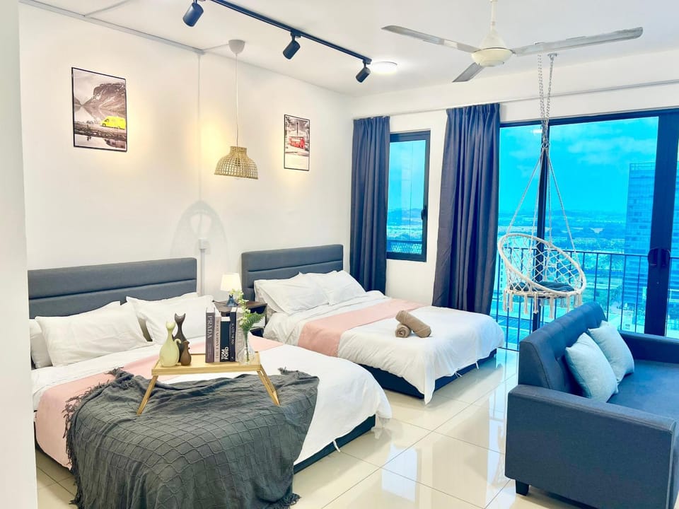 J Cozy 1-5pax Trefoil Setia Alam 100Mps Wifi & TV Apartment in Selangor, Malaysia